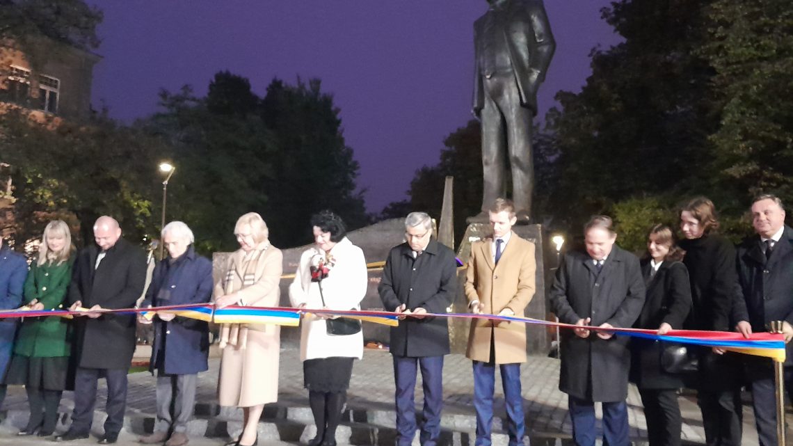 Pomnik w sercach i na skwerze