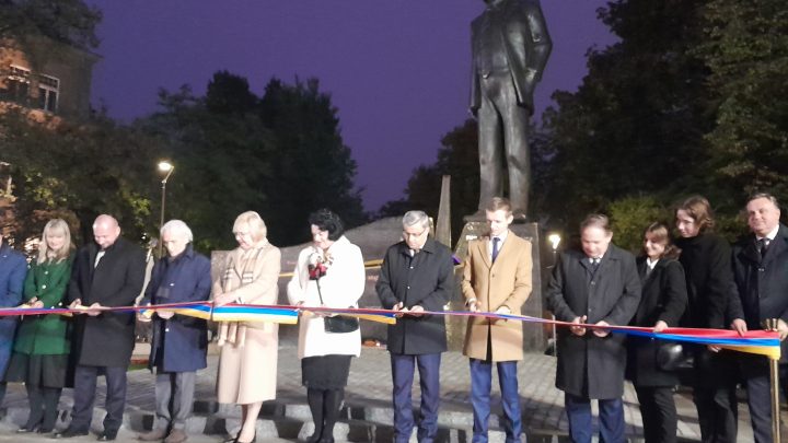 Pomnik w sercach i na skwerze