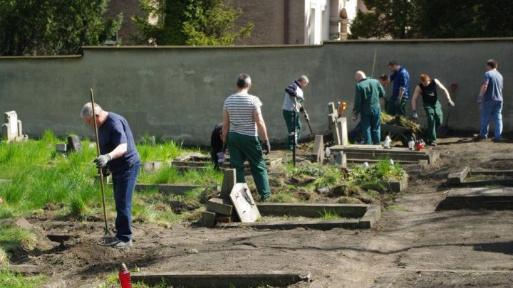 Sprzątanie Starego Cmentarza