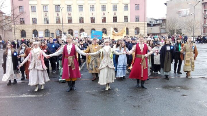 Maturzyści do poloneza!