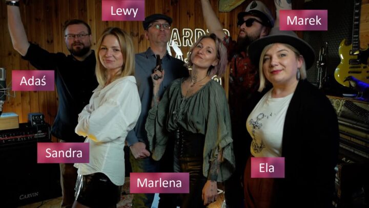 Kartel Band’A gra na… dachu Centrum Przesiadkowego